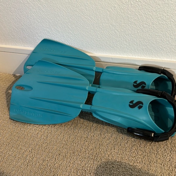 Scuba Pro open heel fins. Extra small. Turquoise. NEW - Picture 2 of 3